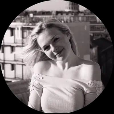 photo de profil de Caroline, Directrice de marque | DA | Graphiste de l'équipe